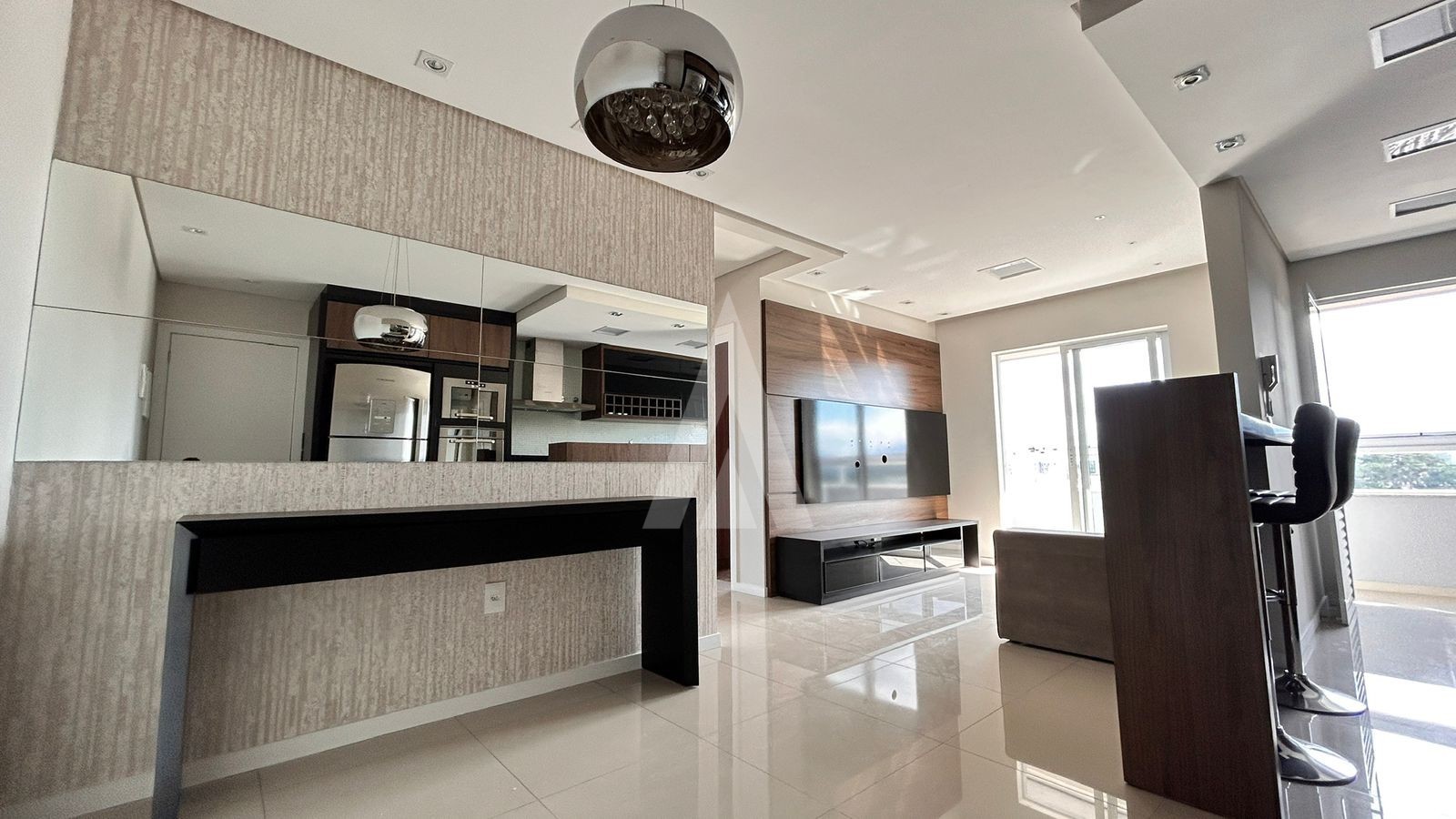 Apartamento semi mobiliado com 2 quartos, cozinha com eletros, sacada com churrasqueira no bairro Petropolis. — foto 3