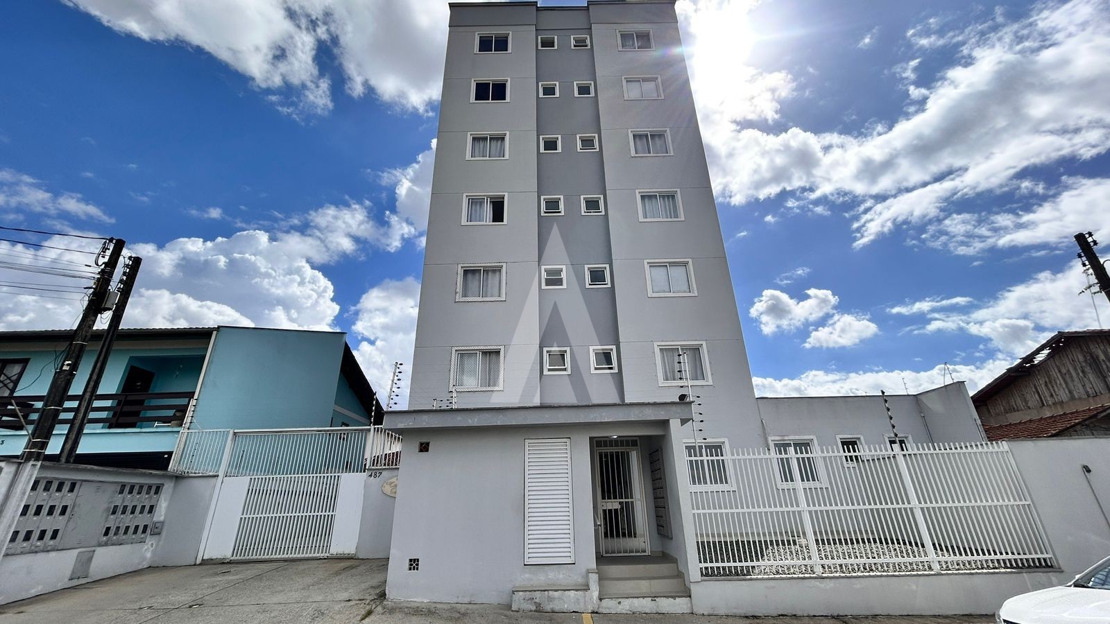 APARTAMENTO SEMI MOBILIADO COM 3 QUARTOS, SACADA COM CHURRASQUEIRA NO BAIRRO FLORESTA. - foto 1