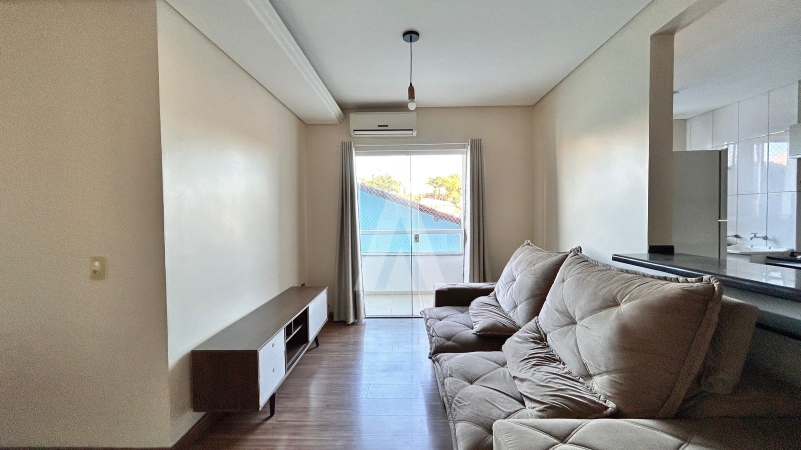 APARTAMENTO SEMI MOBILIADO COM 3 QUARTOS, SACADA COM CHURRASQUEIRA NO BAIRRO FLORESTA. — foto 4