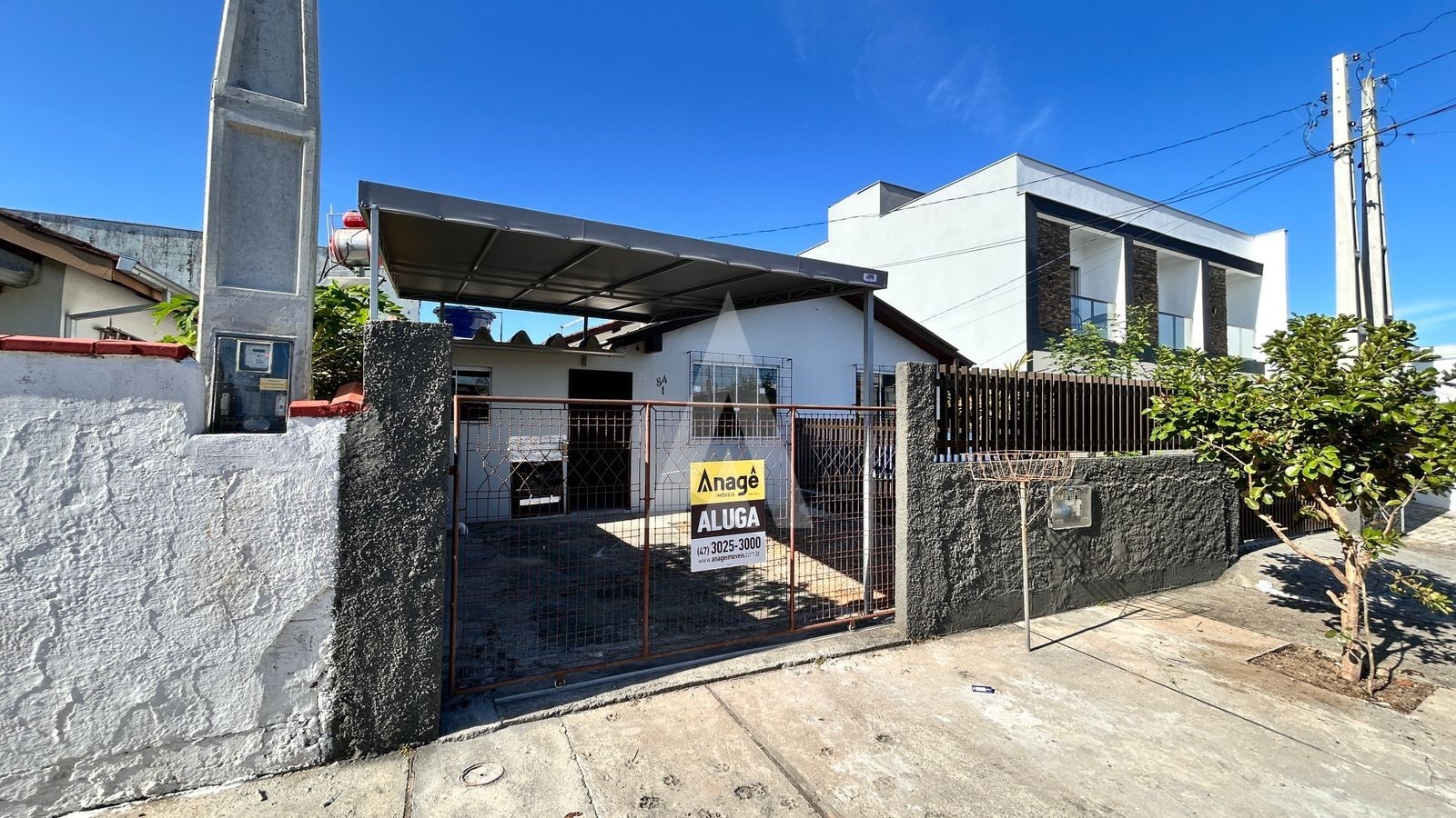 CASA COM 3 QUARTOS, 2 BANHEIROS, COZINHA, VAGA COBERTA NO BAIRRO ADHEMAR GARCIA. - foto 1