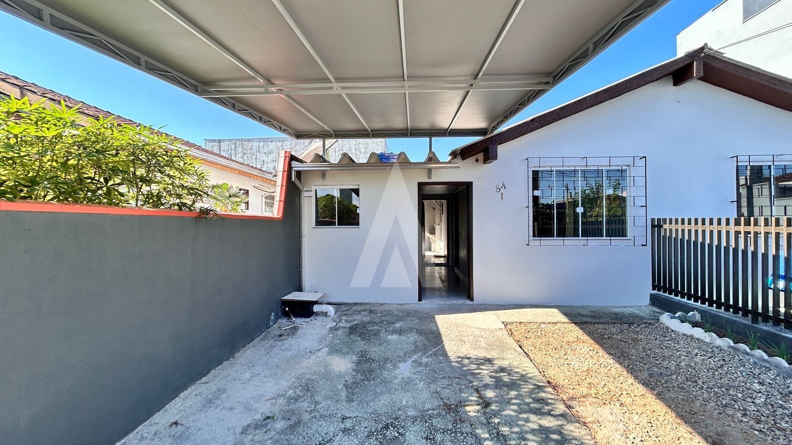 CASA COM 3 QUARTOS, 2 BANHEIROS, COZINHA, VAGA COBERTA NO BAIRRO ADHEMAR GARCIA. — foto 4