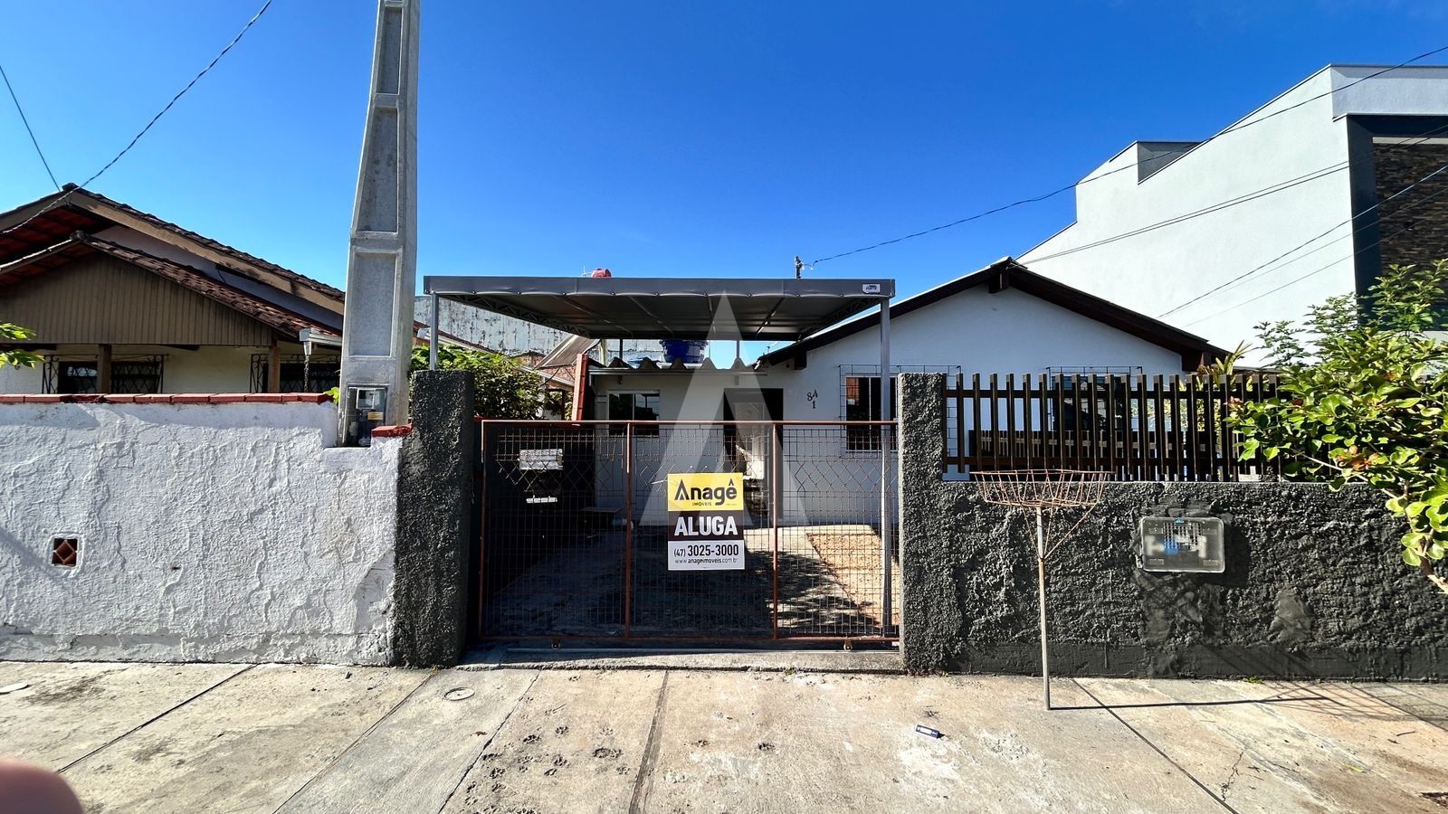 CASA COM 3 QUARTOS, 2 BANHEIROS, COZINHA, VAGA COBERTA NO BAIRRO ADHEMAR GARCIA. — foto 2
