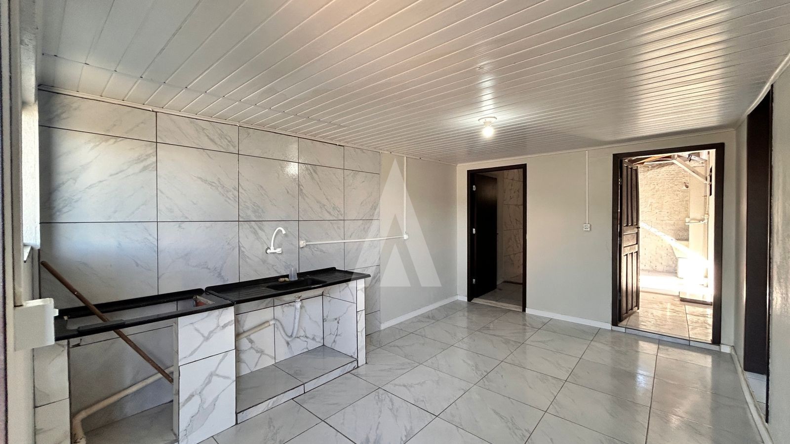 CASA COM 3 QUARTOS, 2 BANHEIROS, COZINHA, VAGA COBERTA NO BAIRRO ADHEMAR GARCIA. — foto 7
