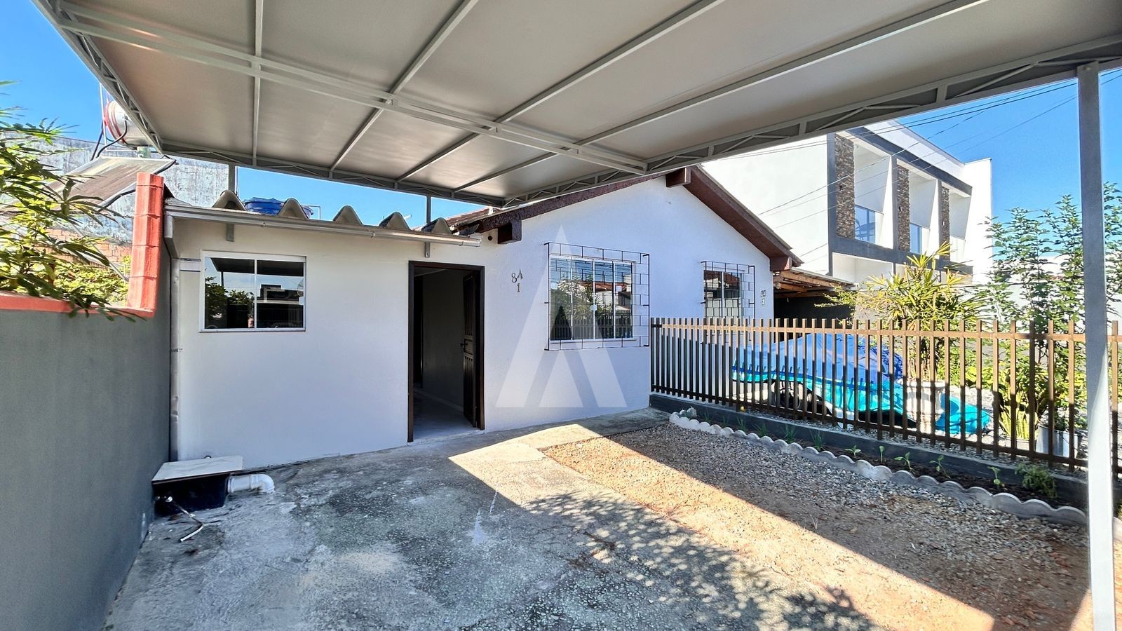 CASA COM 3 QUARTOS, 2 BANHEIROS, COZINHA, VAGA COBERTA NO BAIRRO ADHEMAR GARCIA. — foto 3