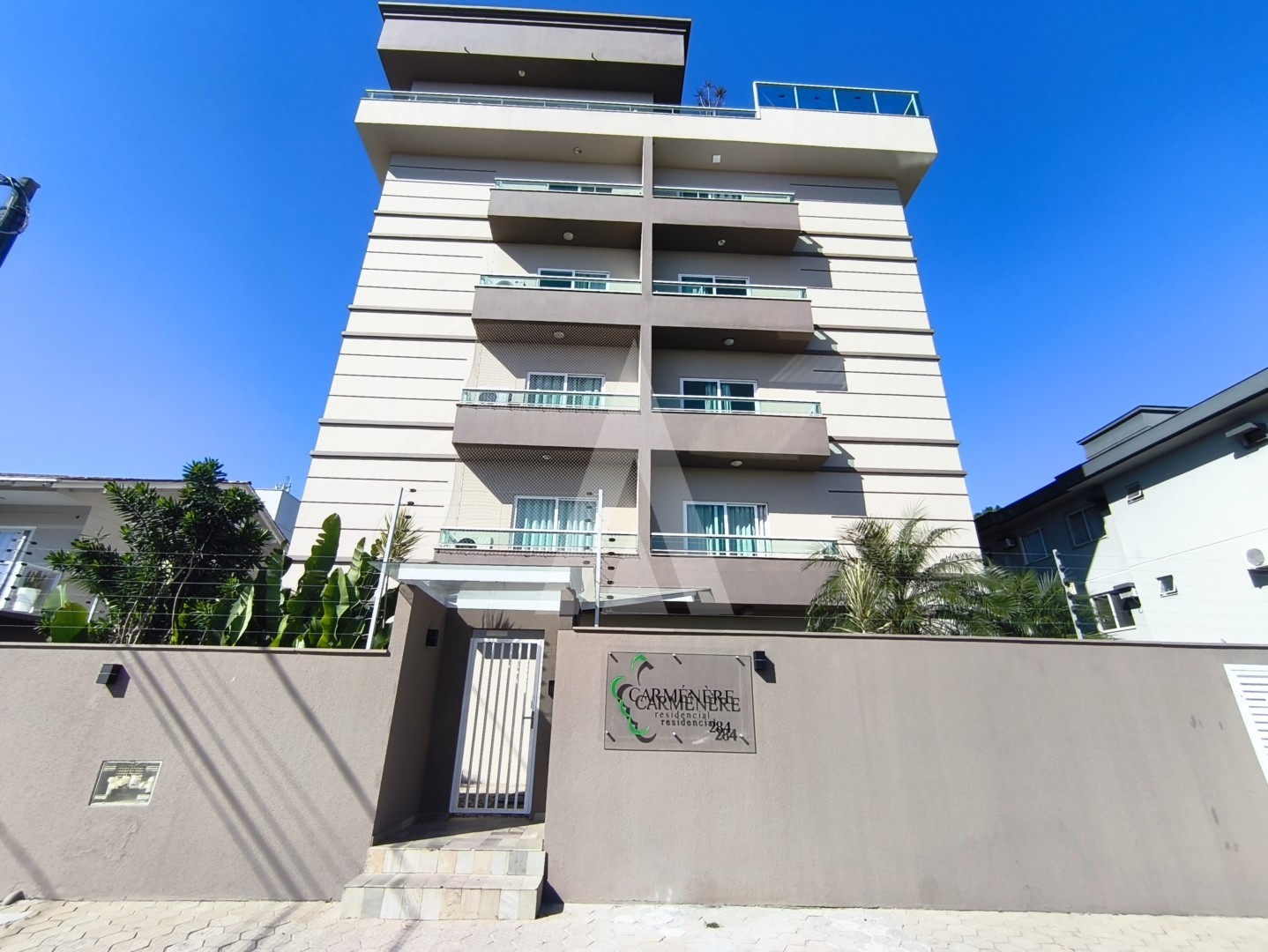 APARTAMENTO NO FLORESTA COMPLETO DE ARMÁRIOS PLANEJADOS E COM 02 QUARTOS COM AR CONDICIONADO SENDO 01 SUÍTE - foto 1
