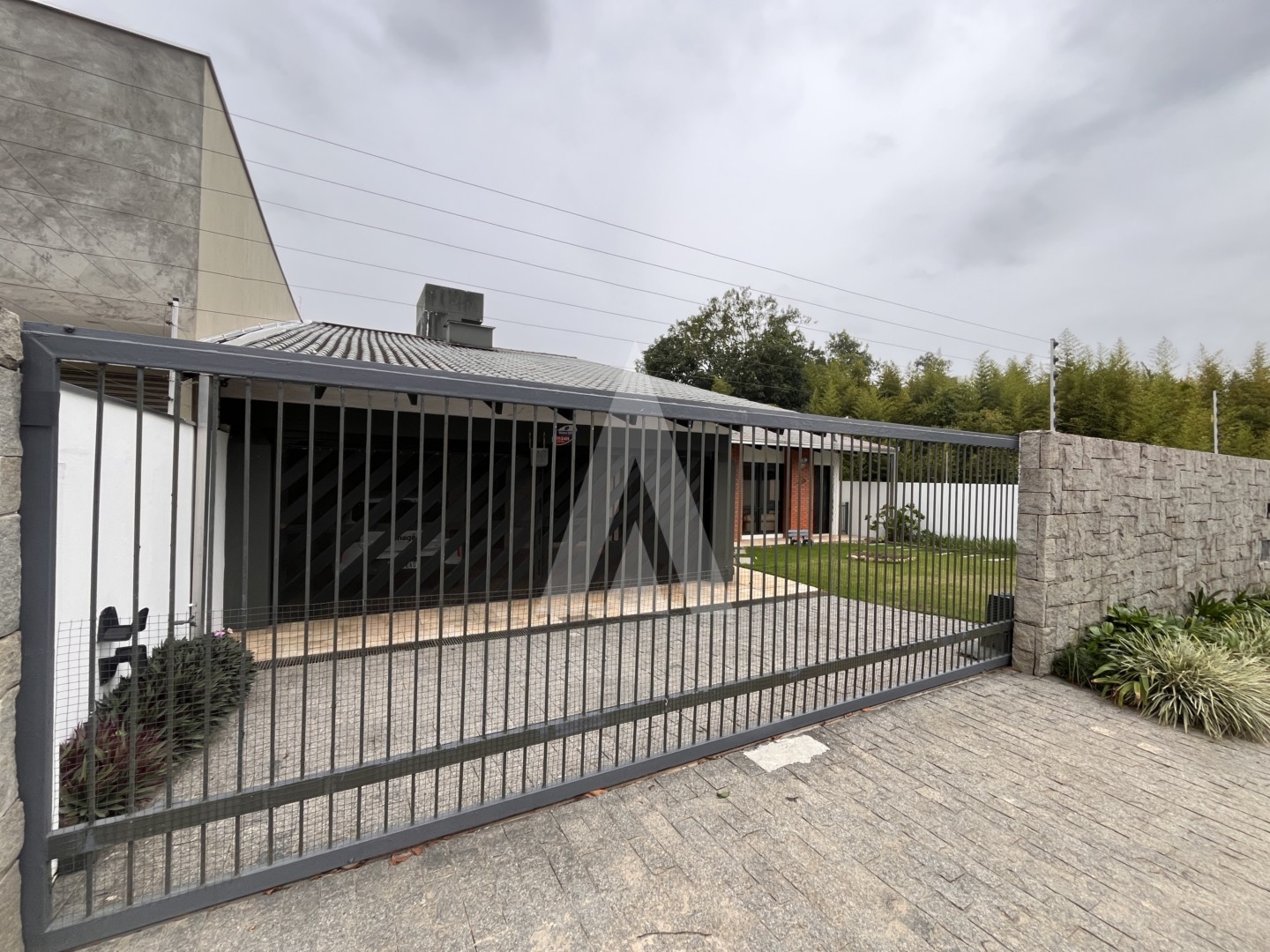 Casa residencial com 3 quartos no bairro Glória, Joinville, com 475 m. - foto 1