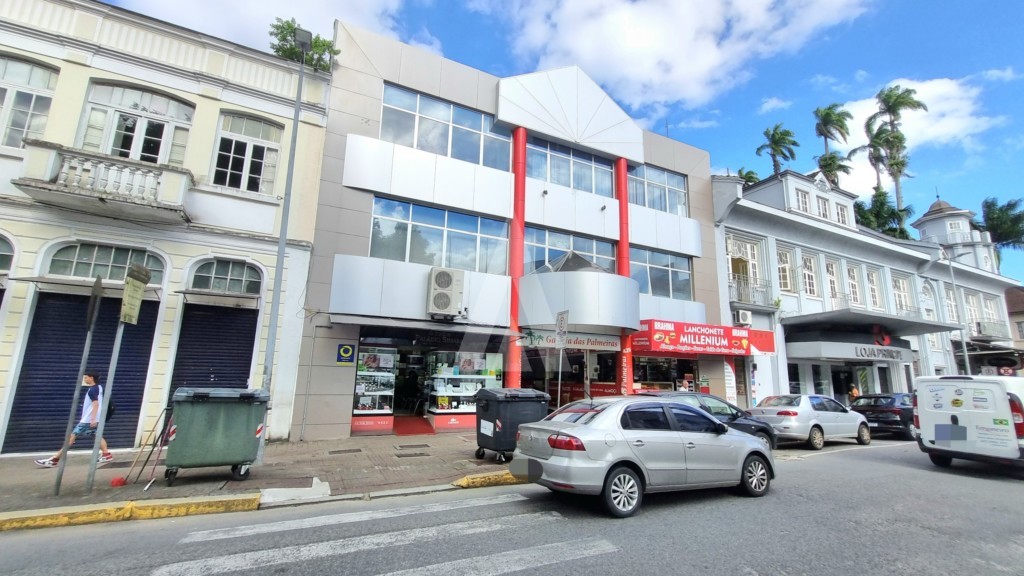 Sala comercial localizada no Centro de Joinville, possuindo 30m. - foto 1
