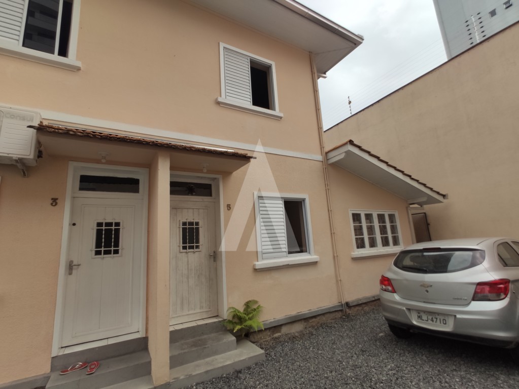 Casa residencial com 3 quartos, no bairro Centro. — foto 2