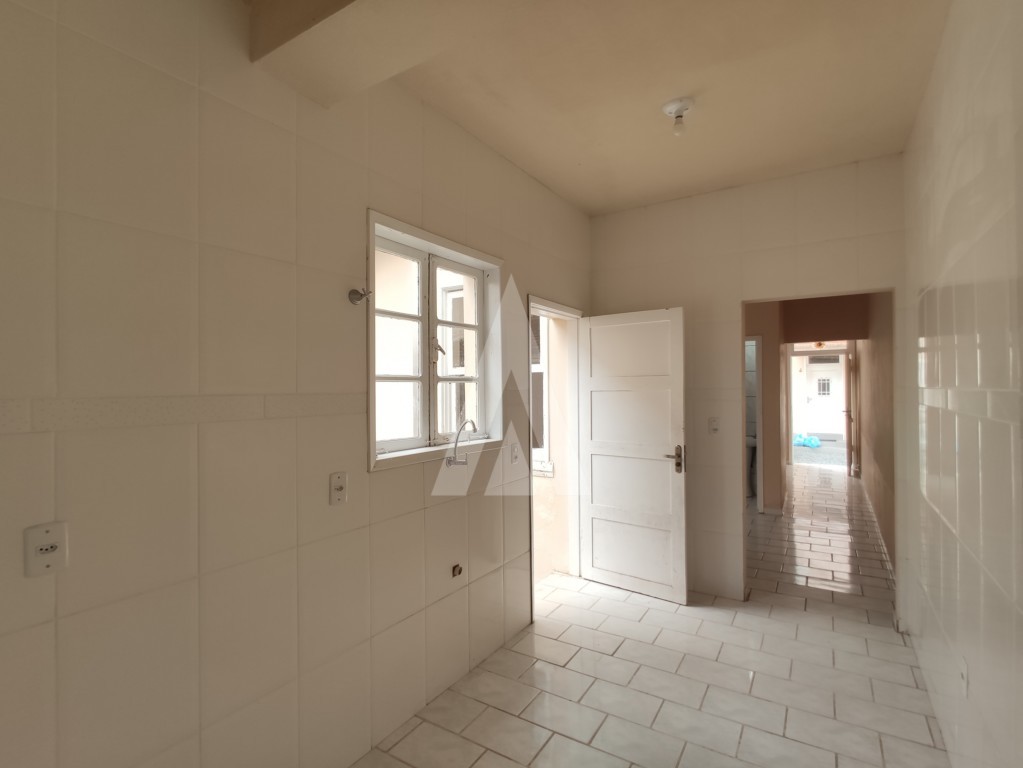 Casa residencial com 3 quartos, no bairro Centro. — foto 3