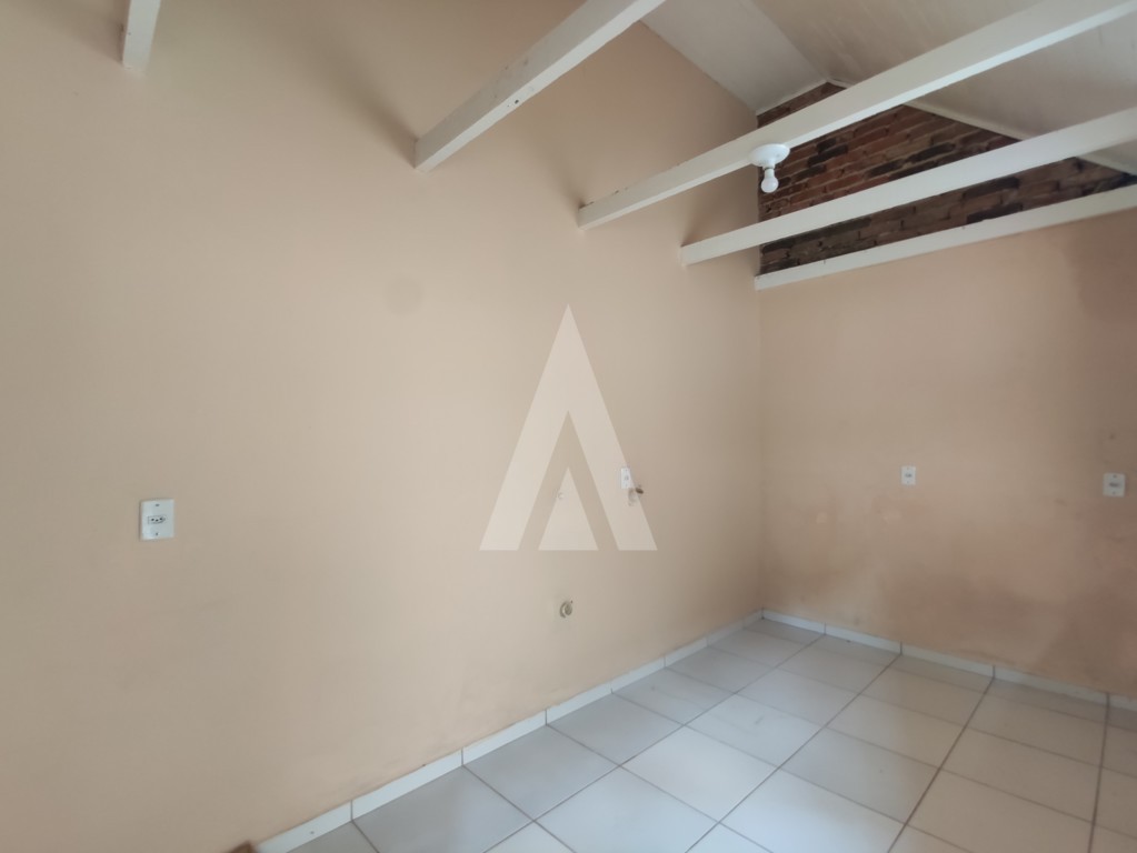 Casa residencial com 3 quartos, no bairro Centro. — foto 4