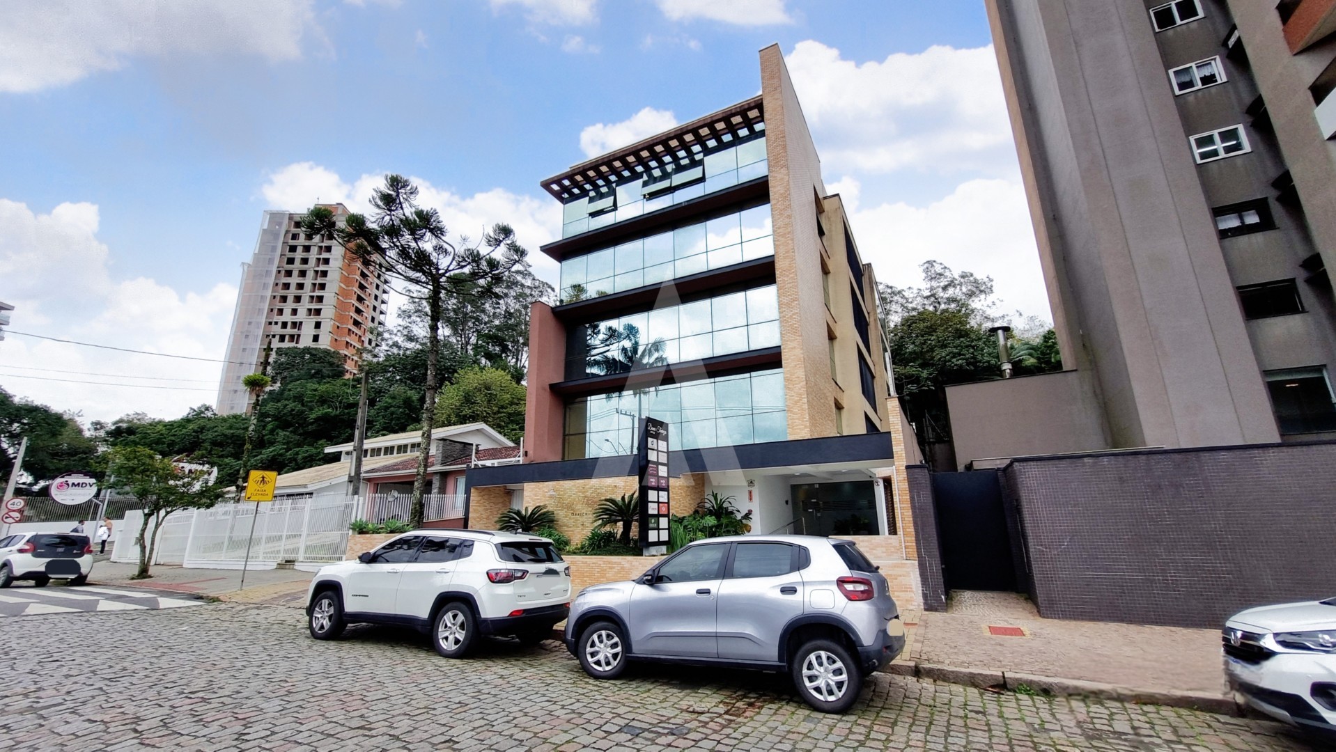 Sala comercial no bairro Anita Garibaldi com aproximadamente 79 m de área útil e 2 lavabos. - foto 1