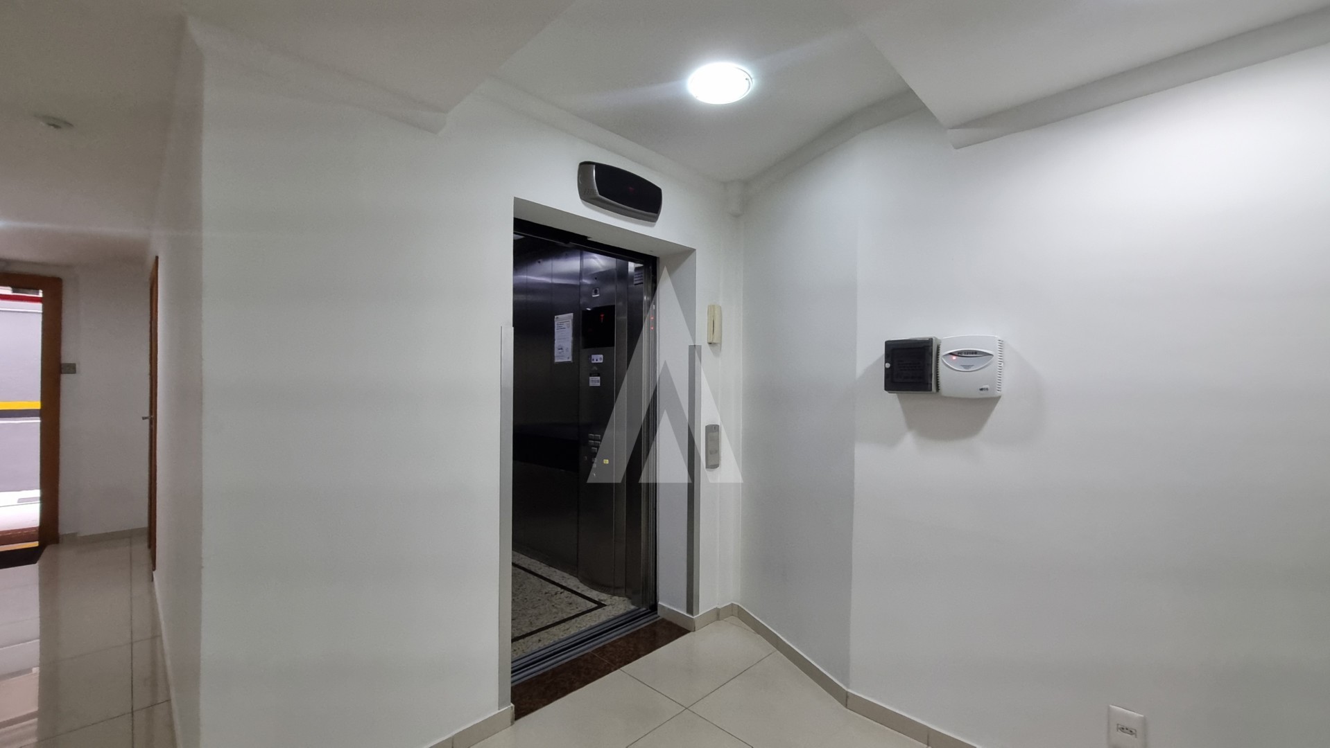 Sala comercial no bairro Anita Garibaldi com aproximadamente 79 m de área útil e 2 lavabos. — foto 6