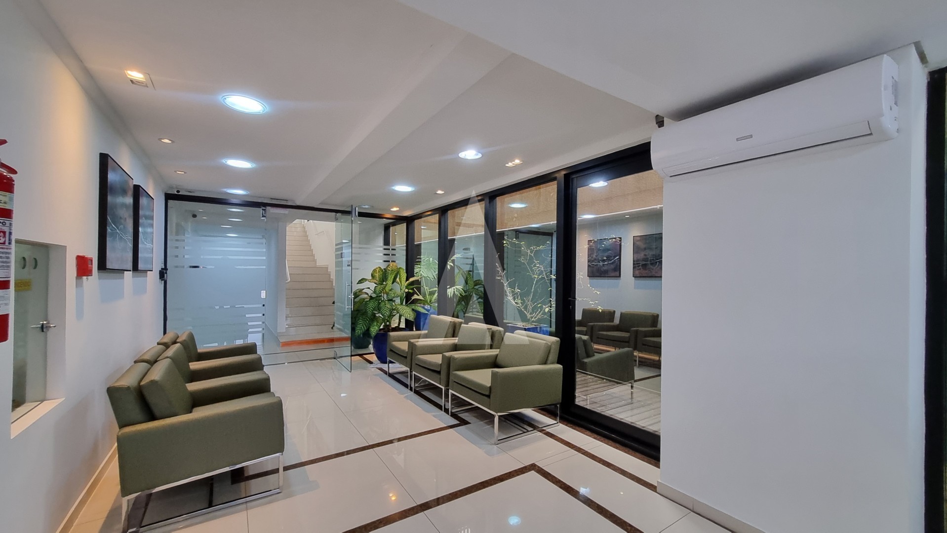 Sala comercial no bairro Anita Garibaldi com aproximadamente 79 m de área útil e 2 lavabos. — foto 5