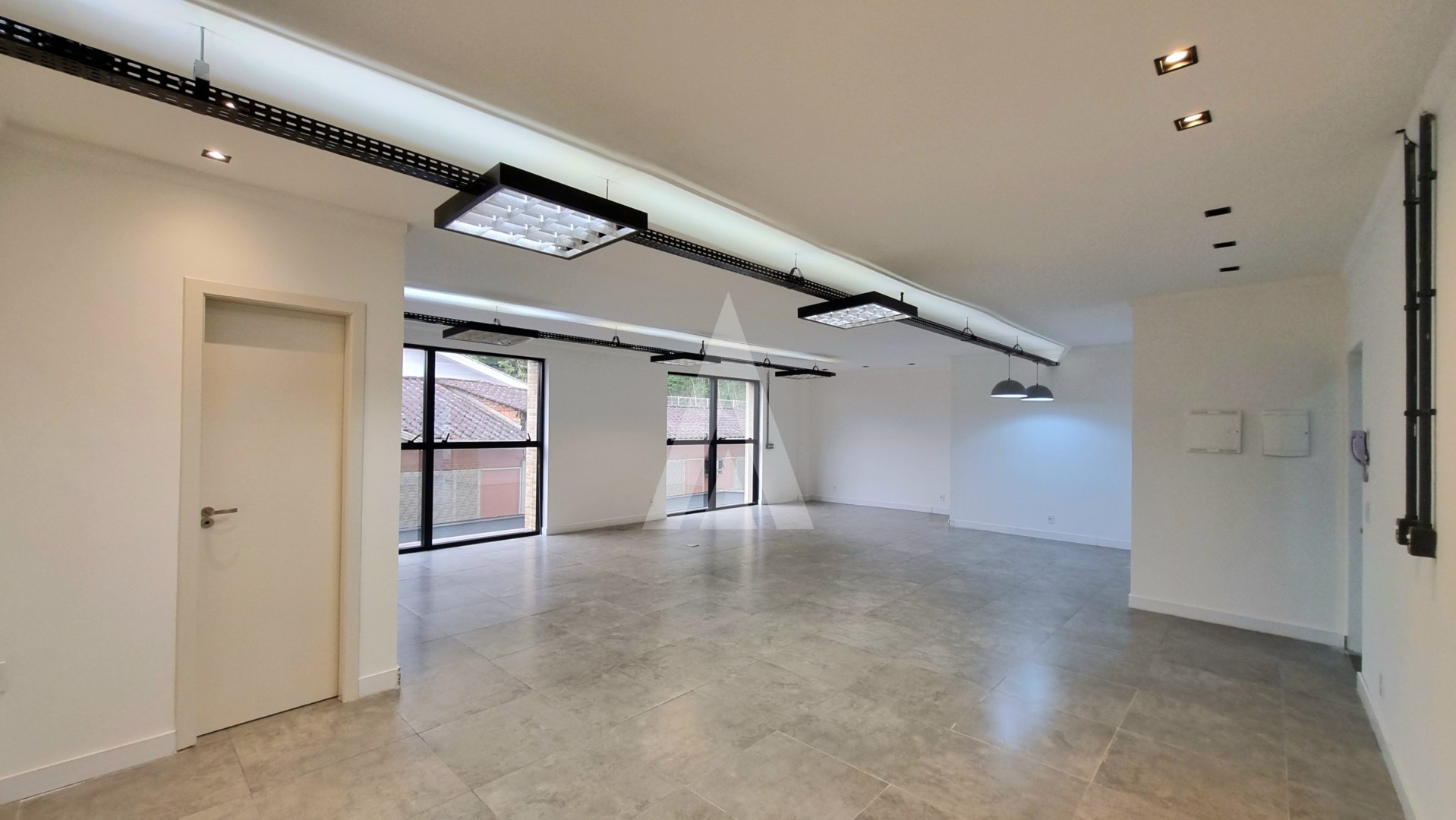 Sala comercial no bairro Anita Garibaldi com aproximadamente 79 m de área útil e 2 lavabos. — foto 7