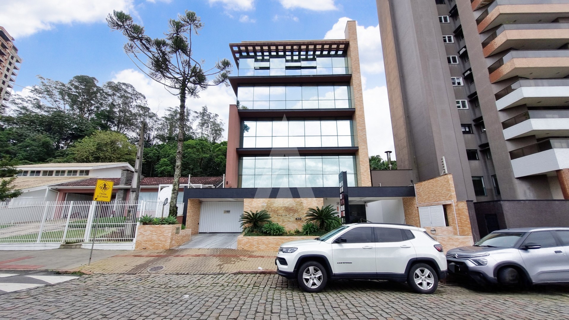 Sala comercial no bairro Anita Garibaldi com aproximadamente 79 m de área útil e 2 lavabos. — foto 2