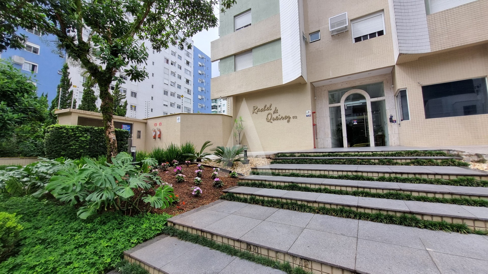 Apartamento com 02 quartos, sendo 01 suite e com escritório. — foto 2