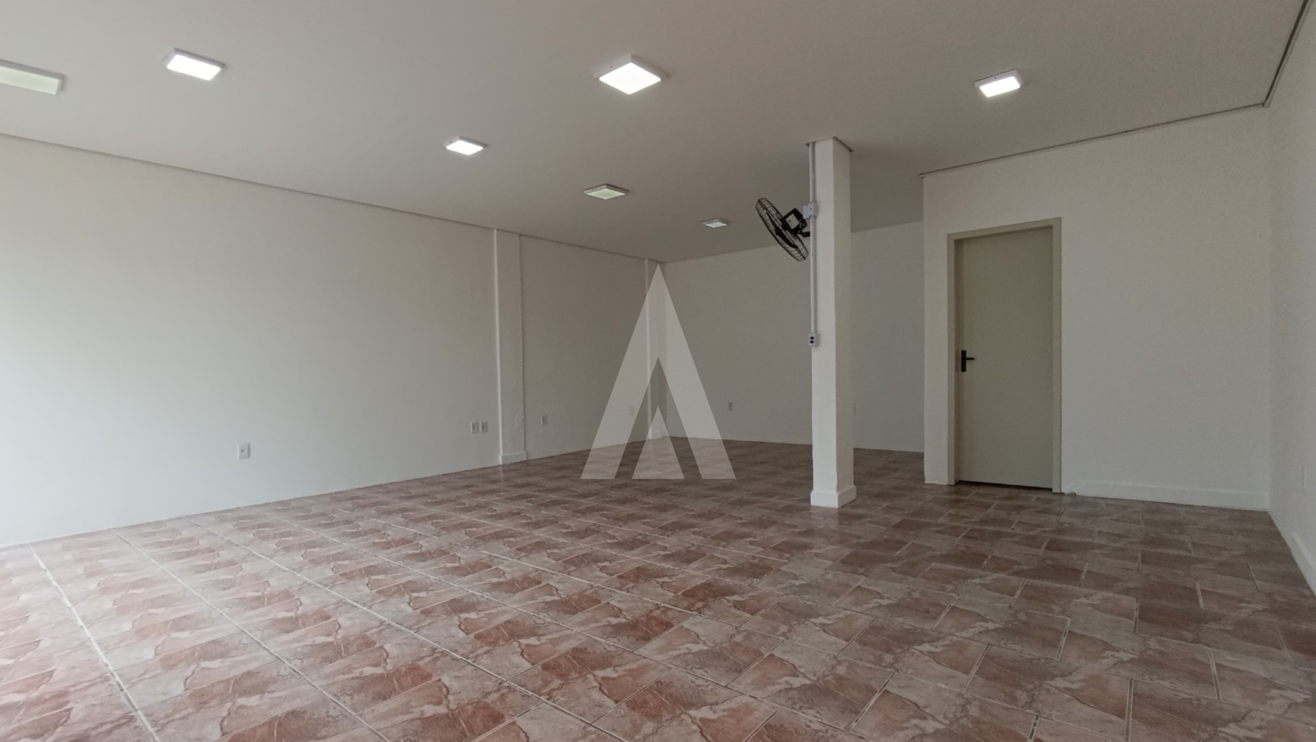 Loja comercial no bairro Iririu com 1 sala e banheiro social. — foto 3