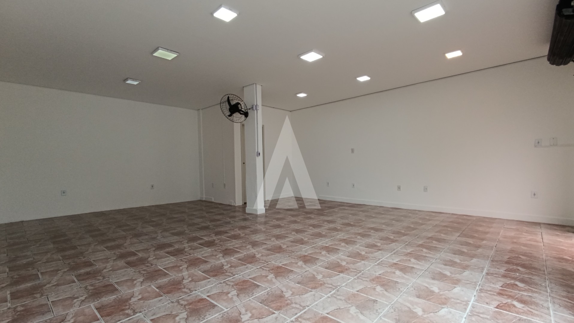 Loja comercial no bairro Iririu com 1 sala e banheiro social. — foto 4