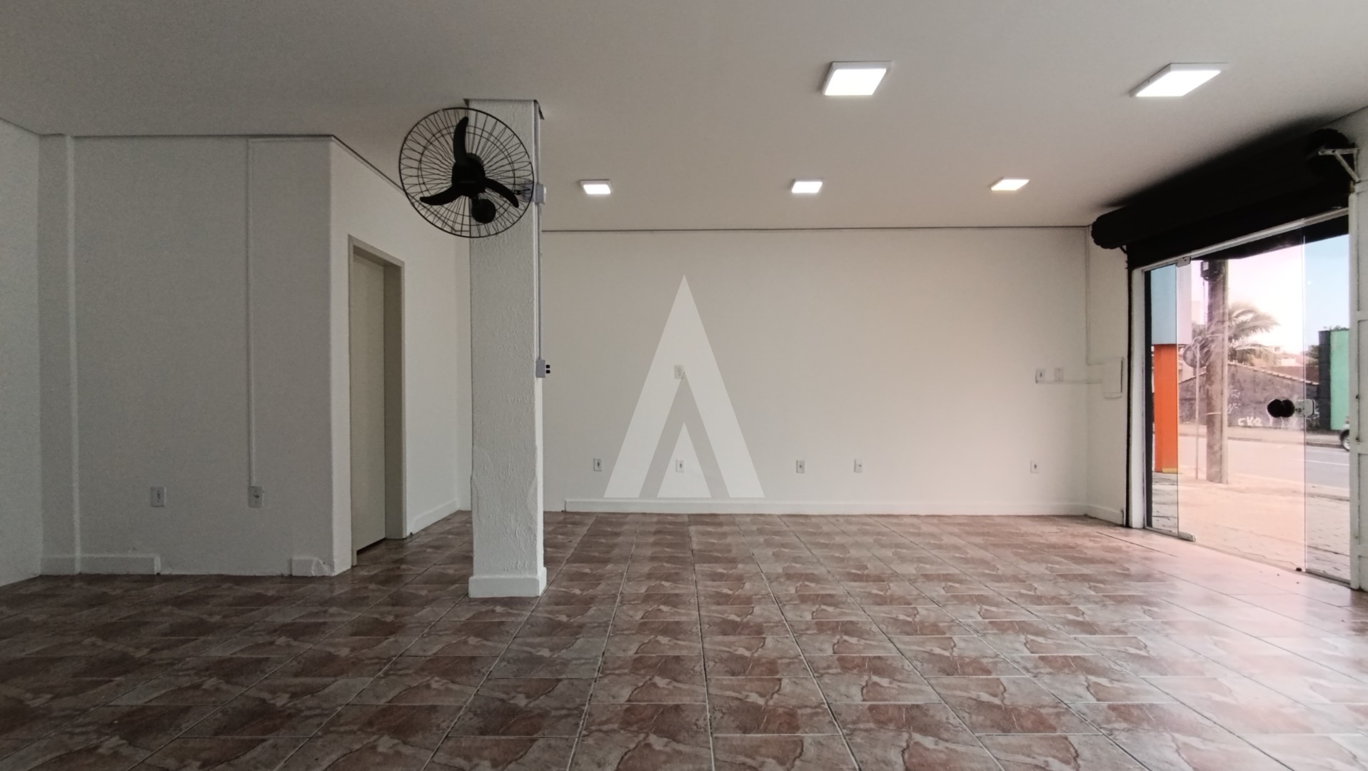 Loja comercial no bairro Iririu com 1 sala e banheiro social. — foto 5
