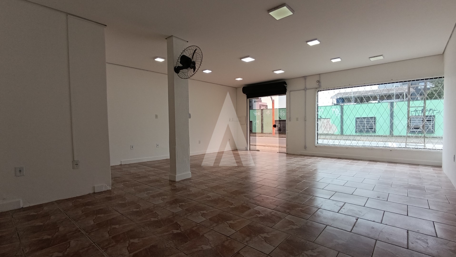 Loja comercial no bairro Iririu com 1 sala e banheiro social. — foto 6