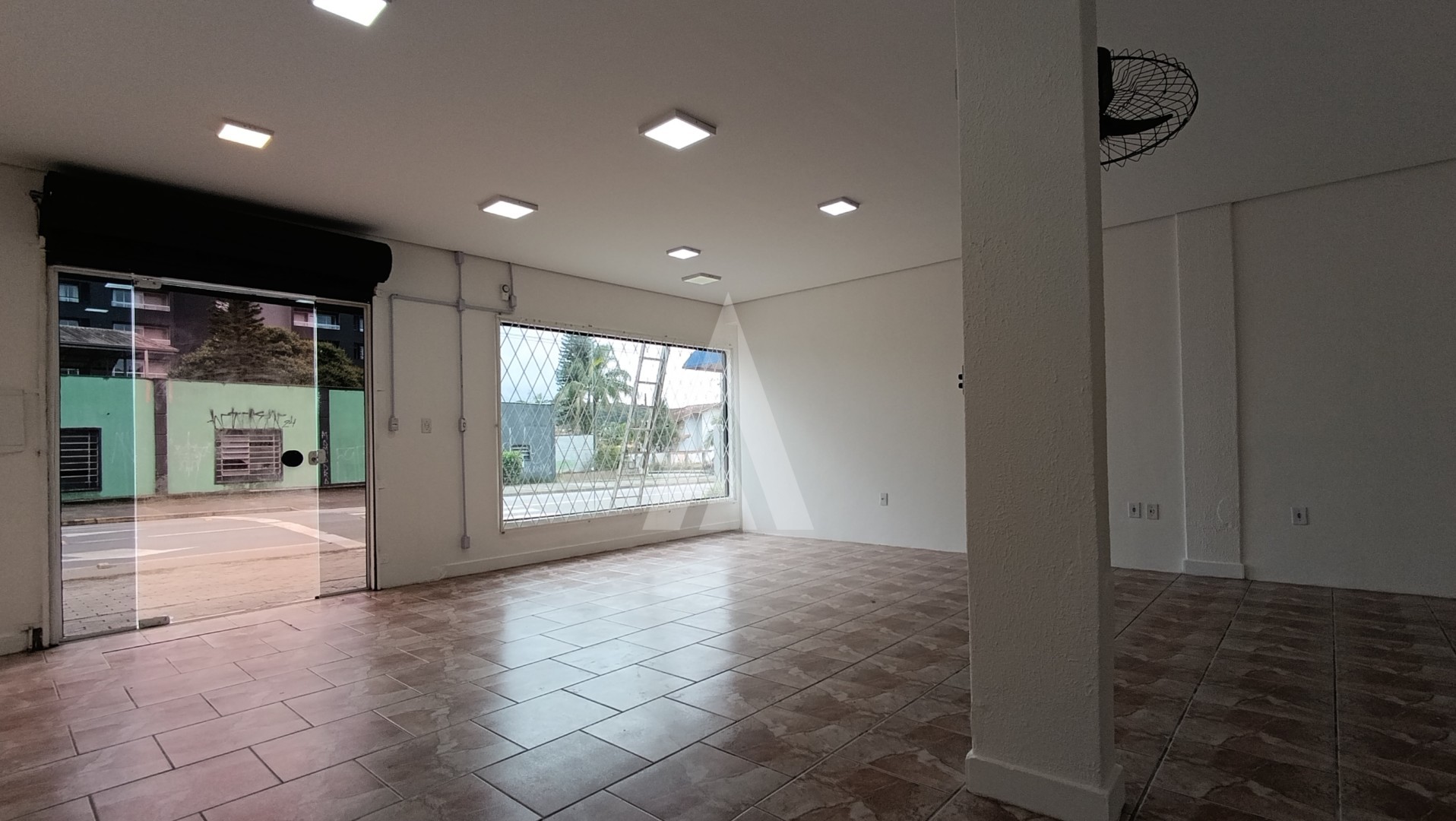 Loja comercial no bairro Iririu com 1 sala e banheiro social. — foto 7