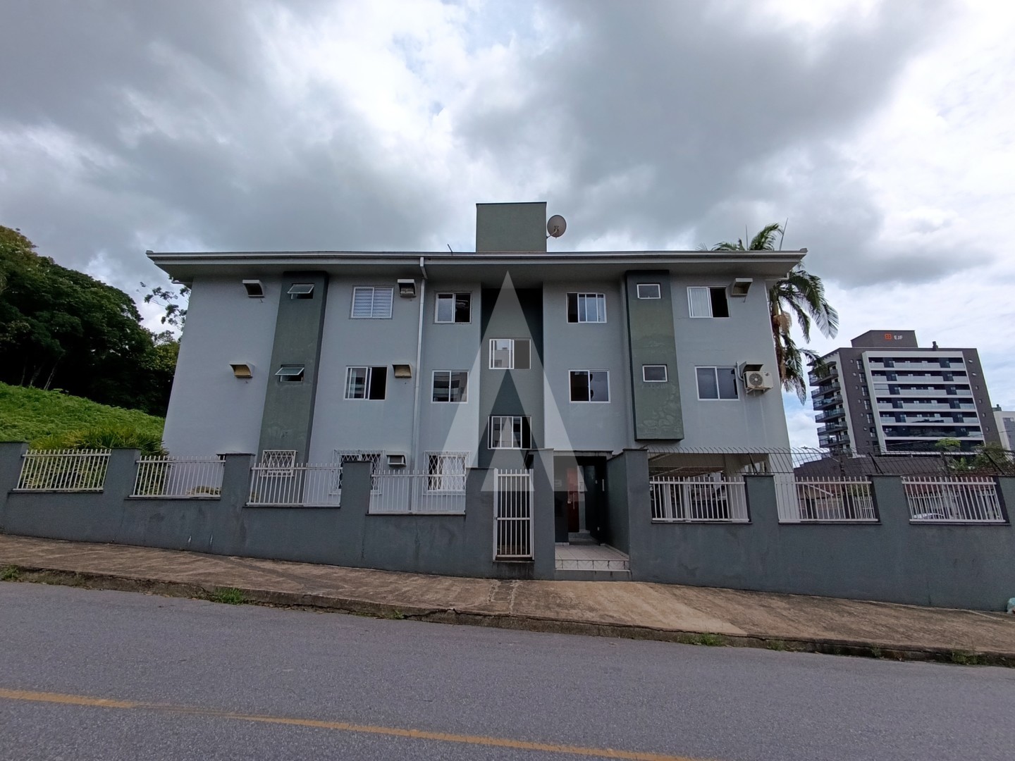 Apartamento composto por 2 quartos e 1 vaga de garagem coberta, no bairro Anita Garibaldi - foto 1