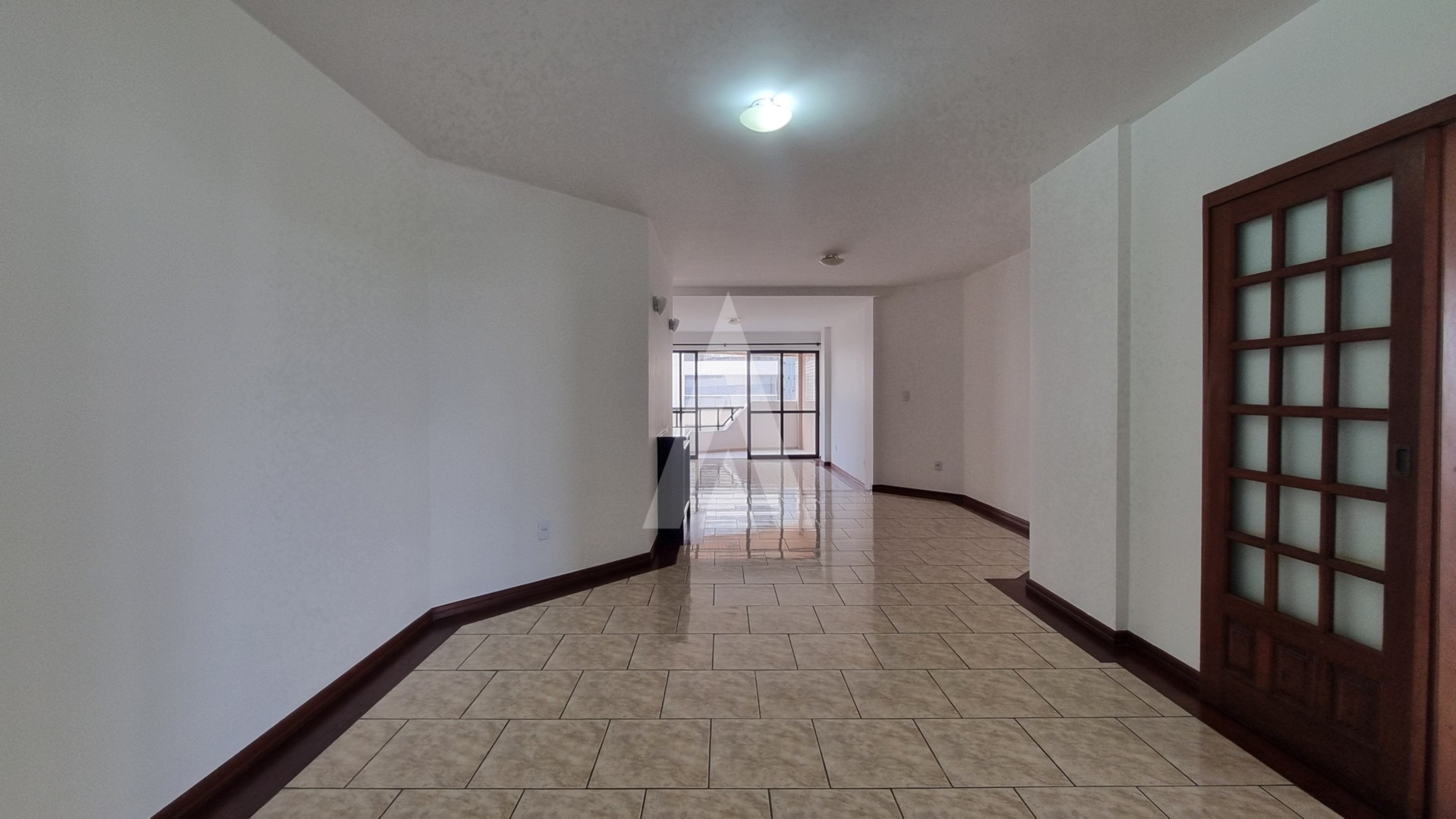 Apartamento com 03 dormitórios sendo 01 suíte com sacada e hidromassagem. — foto 7