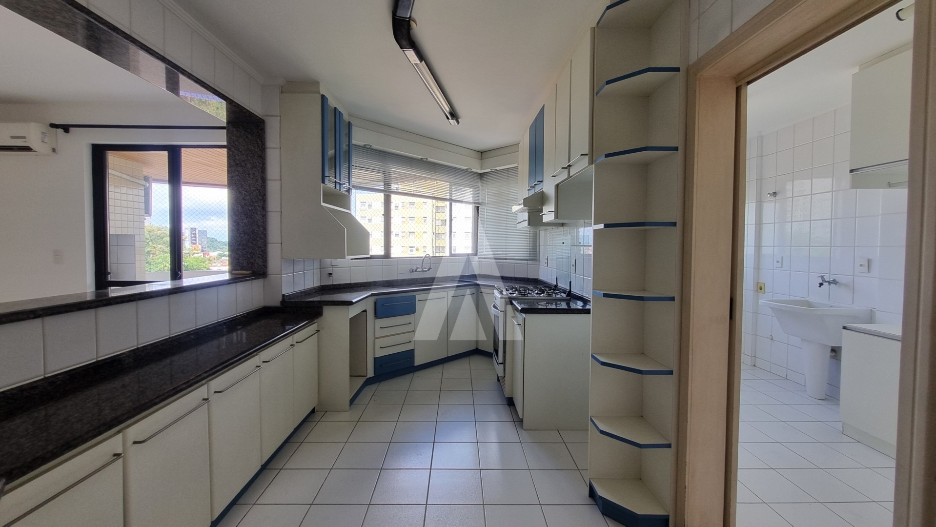 Apartamento com 03 dormitórios sendo 01 suíte com sacada e hidromassagem. — foto 2