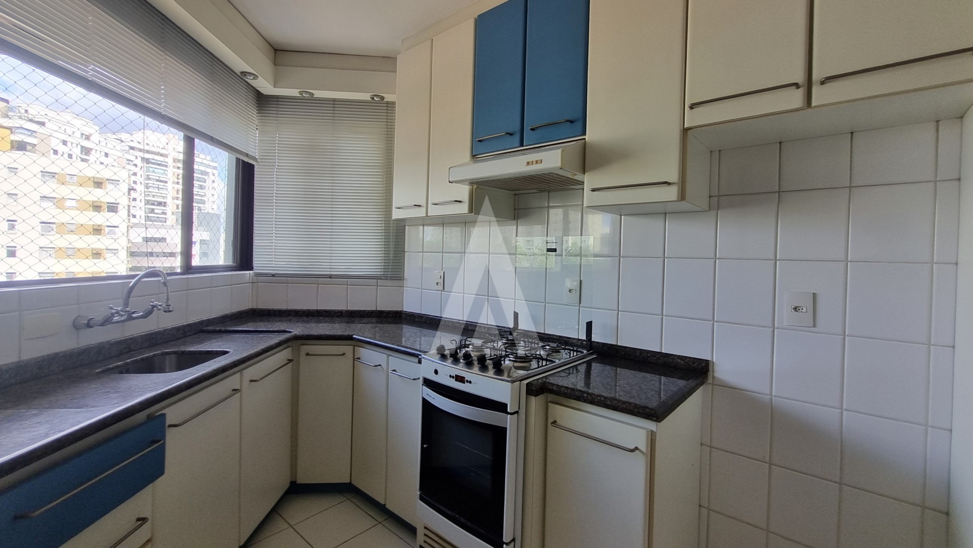 Apartamento com 03 dormitórios sendo 01 suíte com sacada e hidromassagem. — foto 3