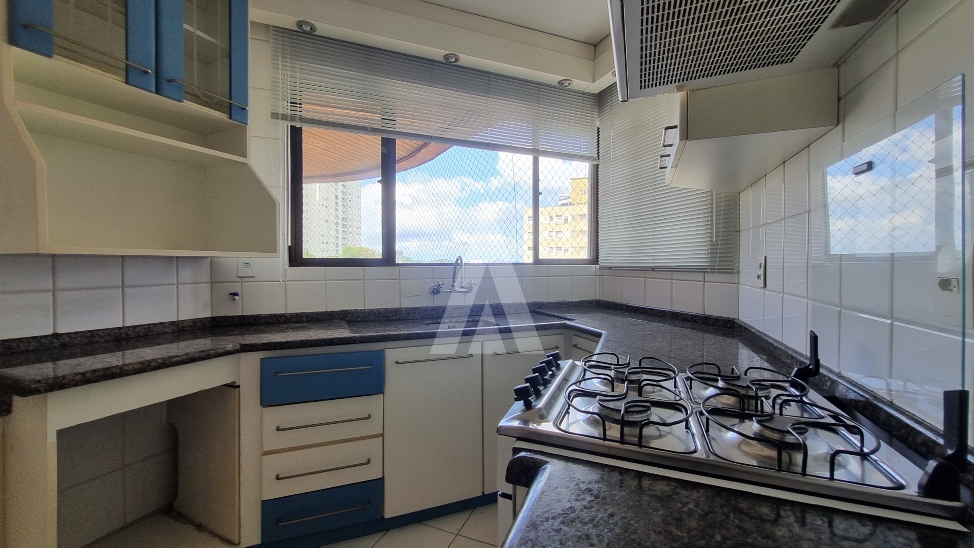 Apartamento com 03 dormitórios sendo 01 suíte com sacada e hidromassagem. — foto 4