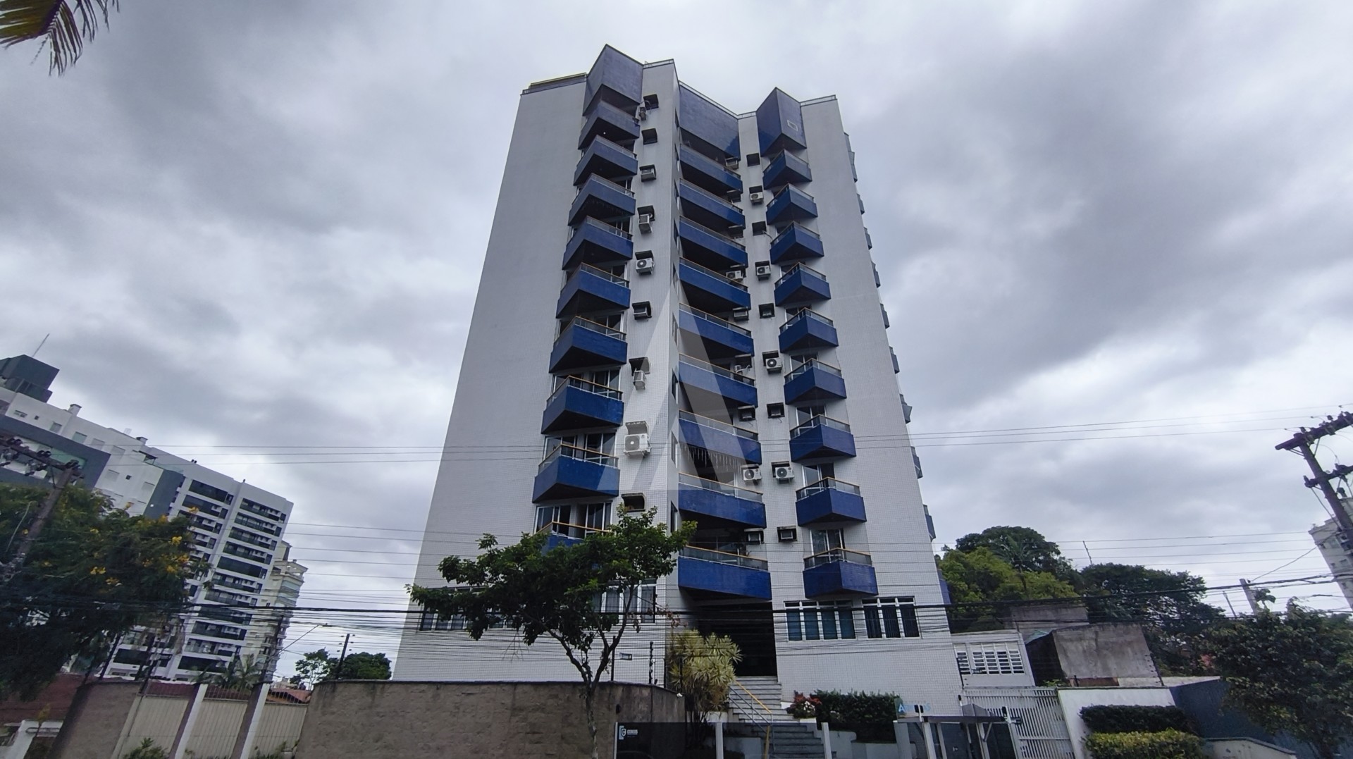 Apartamento residencial com 3 quartos, sendo um deles suite, cozinha com armários e sacada, no bairro Atiradores. — foto 2