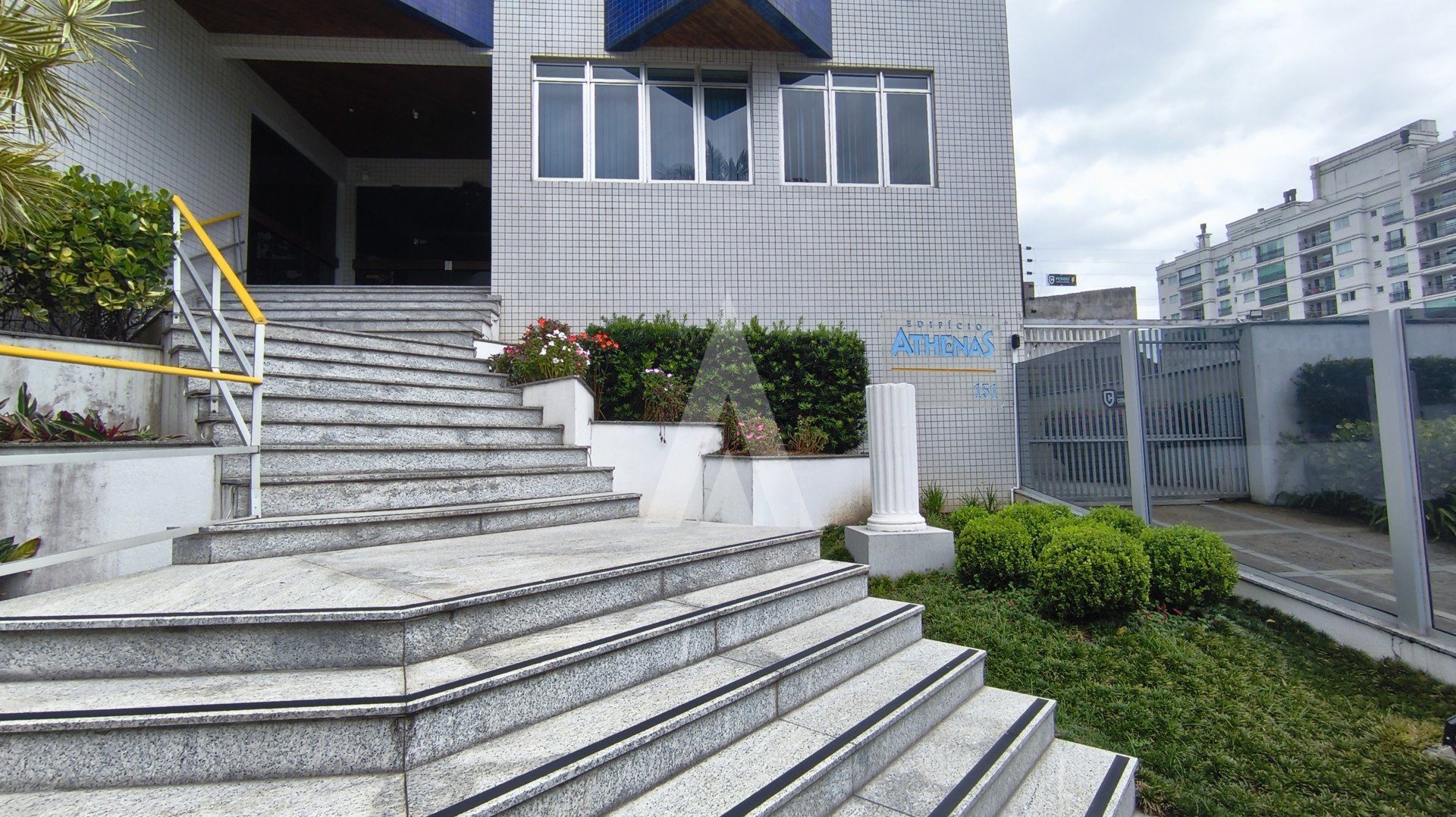 Apartamento residencial com 3 quartos, sendo um deles suite, cozinha com armários e sacada, no bairro Atiradores. — foto 3