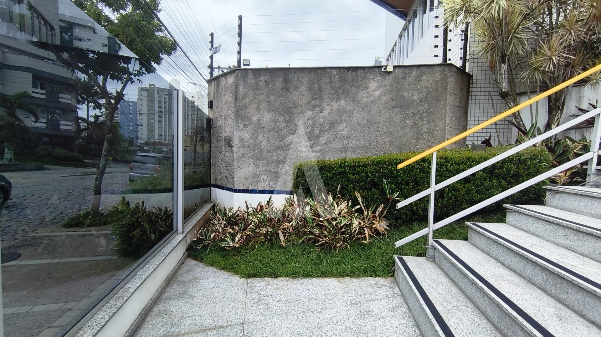 Apartamento residencial com 3 quartos, sendo um deles suite, cozinha com armários e sacada, no bairro Atiradores. — foto 4