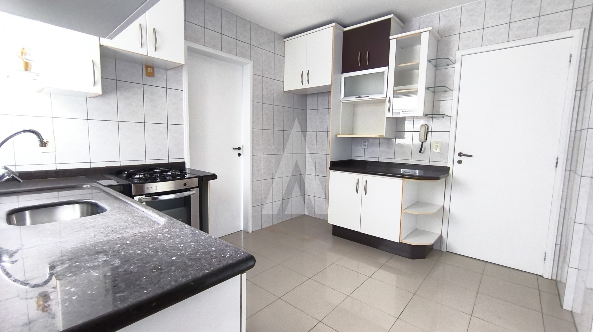 Apartamento residencial com 3 quartos, sendo um deles suite, cozinha com armários e sacada, no bairro Atiradores. — foto 5