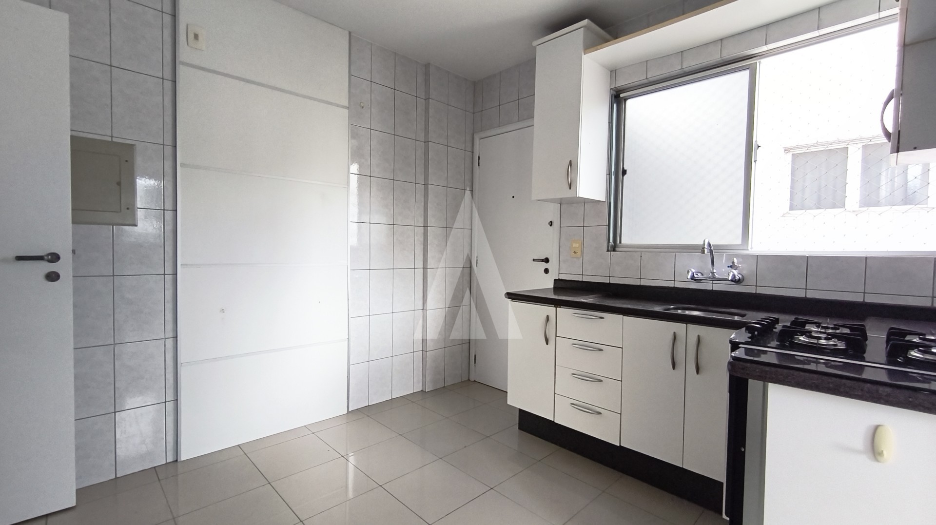 Apartamento residencial com 3 quartos, sendo um deles suite, cozinha com armários e sacada, no bairro Atiradores. — foto 6