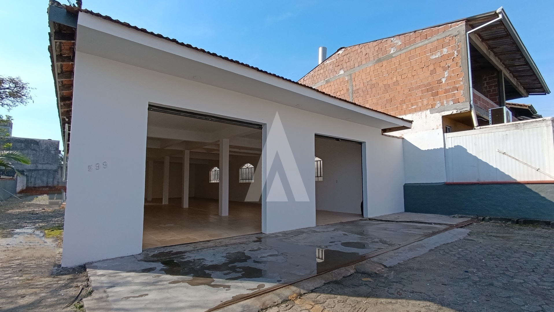 Loja no Guanabara com amplo espaço interno, lavabo e estacionamento aos fundos. - foto 1