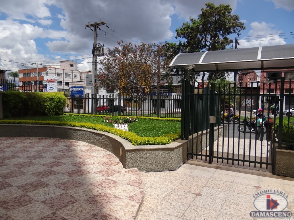 Apartamento para locacao no Reboucas em Curitiba com 81,21m² por R$ 2.222,22