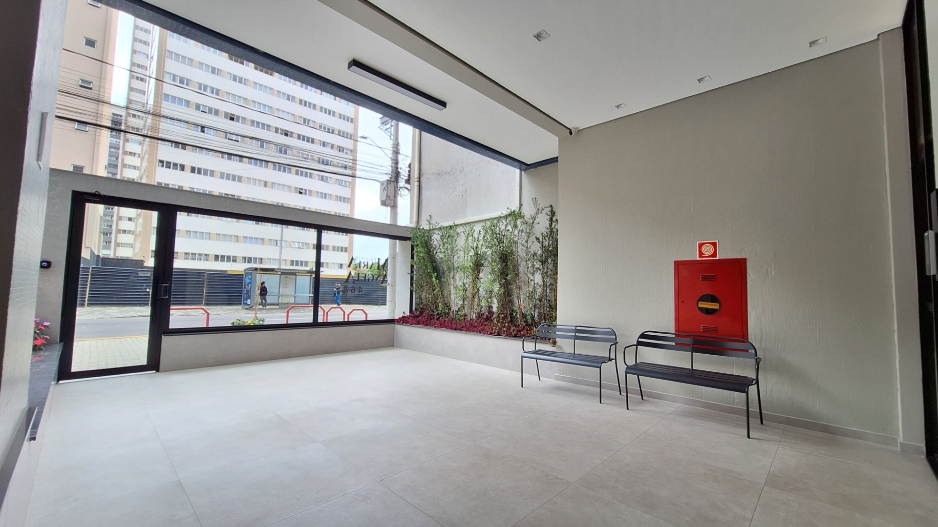Apartamento para locacao no Centro em Curitiba com 78,58m² por R$ 1.888,88