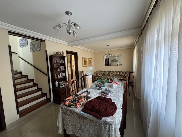 Residência para venda no Reboucas em Curitiba com 370m² por R$ 950.000,00