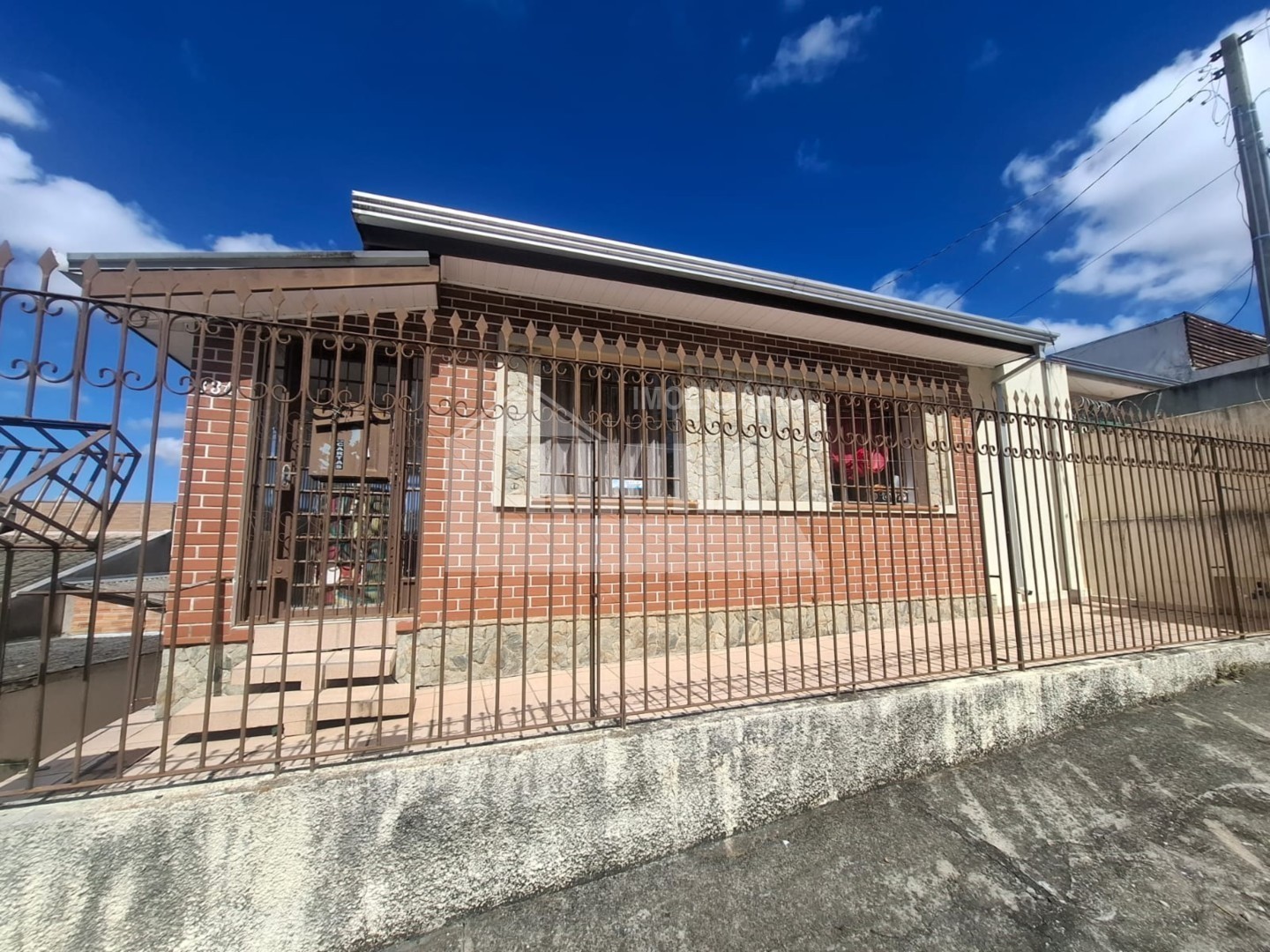 Casa à venda em Uvaranas, Ponta Grossa — Portal Chave Fácil