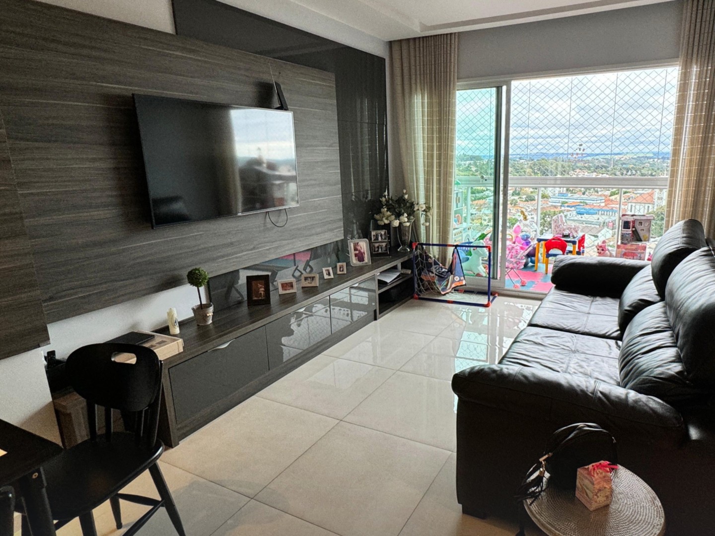 Co%u0301pia%20de%20Navy%20and%20White%20Modern%20House%20for