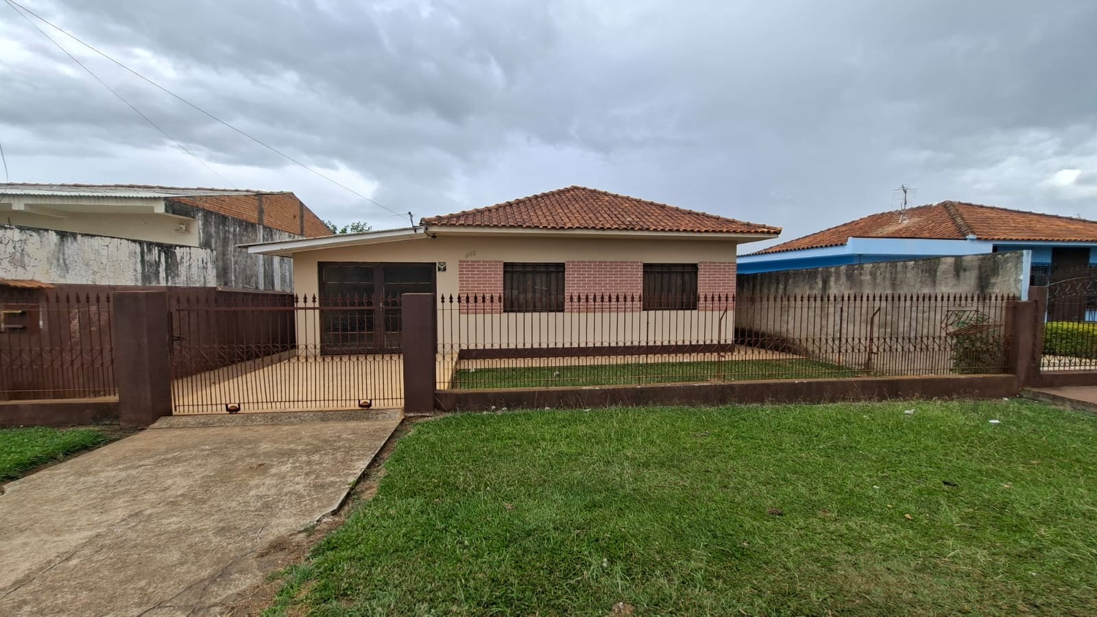 Casa à venda em Uvaranas, Ponta Grossa — Portal Chave Fácil
