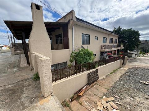 Sobrado para venda no Uvaranas em Ponta Grossa com 495m² por R$ 800.000,00