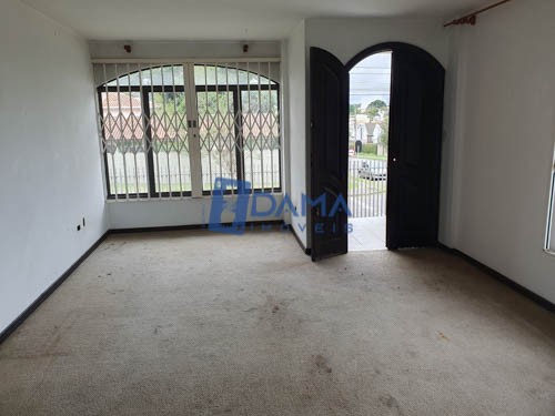 Casa à venda em Guabirotuba, Curitiba — Imobiliária Razão