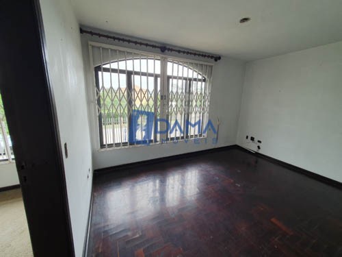 Casa à venda em Guabirotuba, Curitiba — Imobiliária Razão