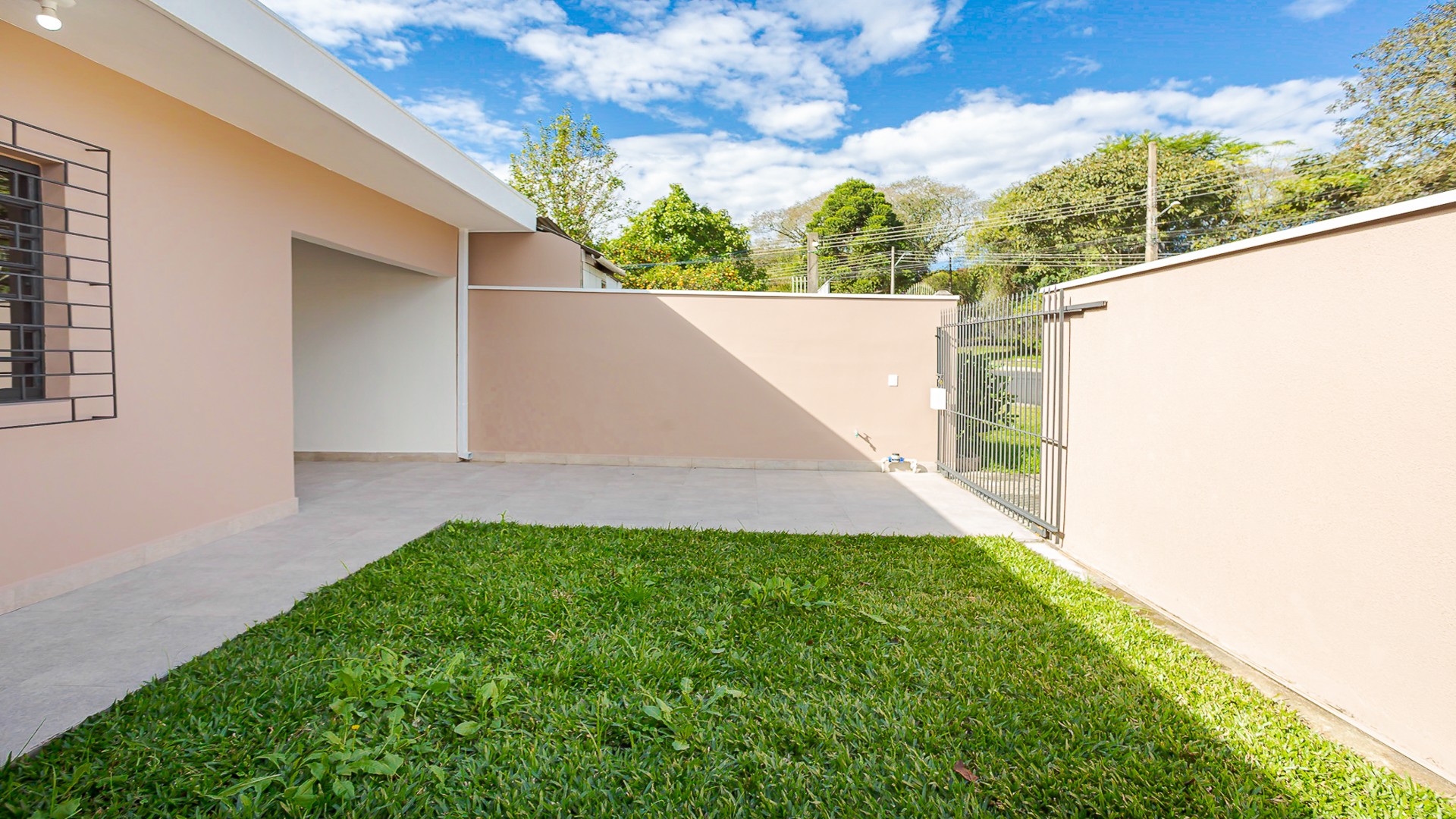 Frente/jardim