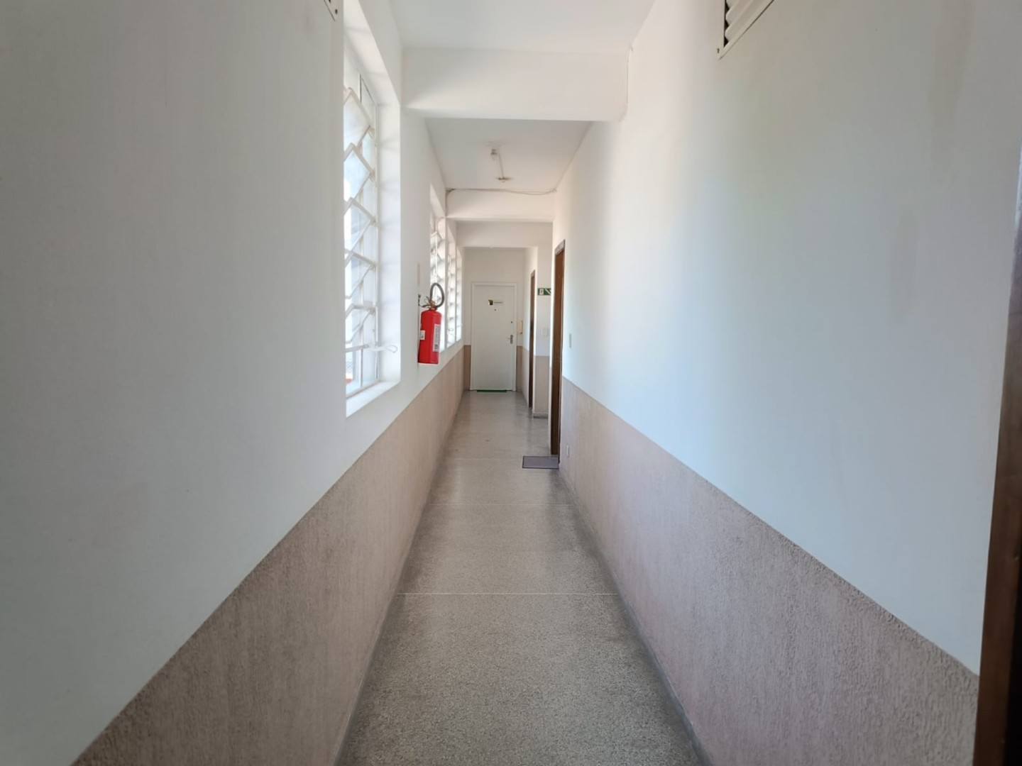 Cjto Comercial/sala para locacao no Capao Raso em Curitiba com 72,40m² por R$ 2.120,00