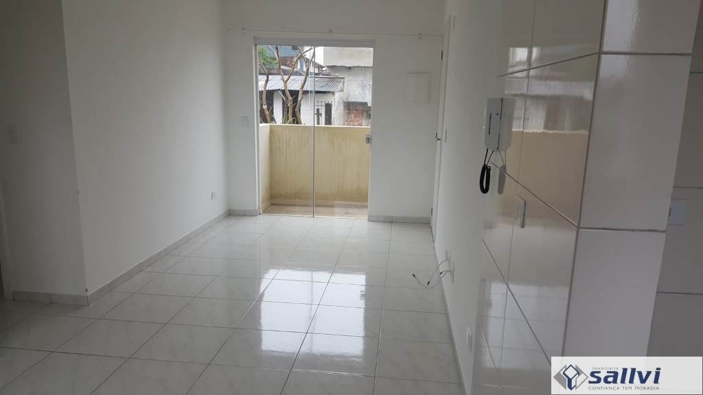 Apartamento para locacao no Maracana em Colombo com 61,67m² por R$ 1.293,00
