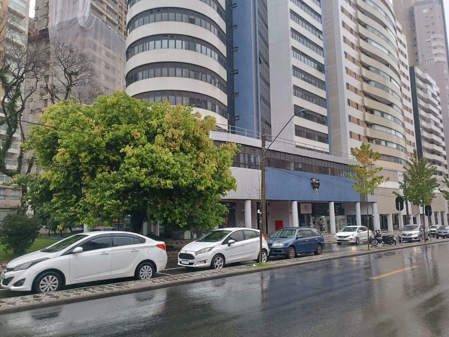 Cjto Comercial/sala para locacao no Agua Verde em Curitiba com 35,35m² por R$ 2.466,00