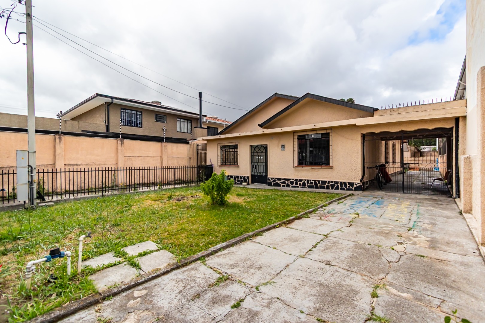 Casa Residencial para venda no Parolin em Curitiba com 577,22m² por R$ 1.200.000,00
